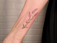 Тату лаванда на запястье