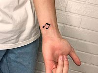 Тату нота на руке