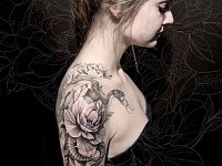 Тату змея и пион  на плече