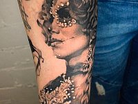 Тату портрет с розой на руке