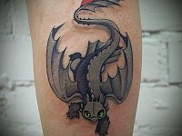 Небольшая тату дракончик на ноге