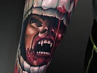 Тату вампир на руке