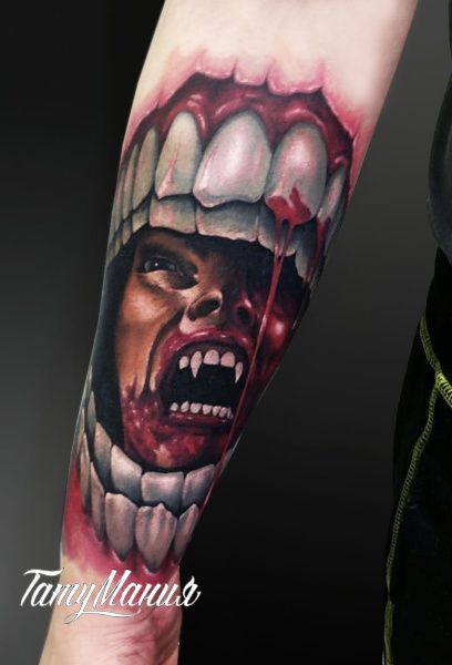 Тату вампир на руке