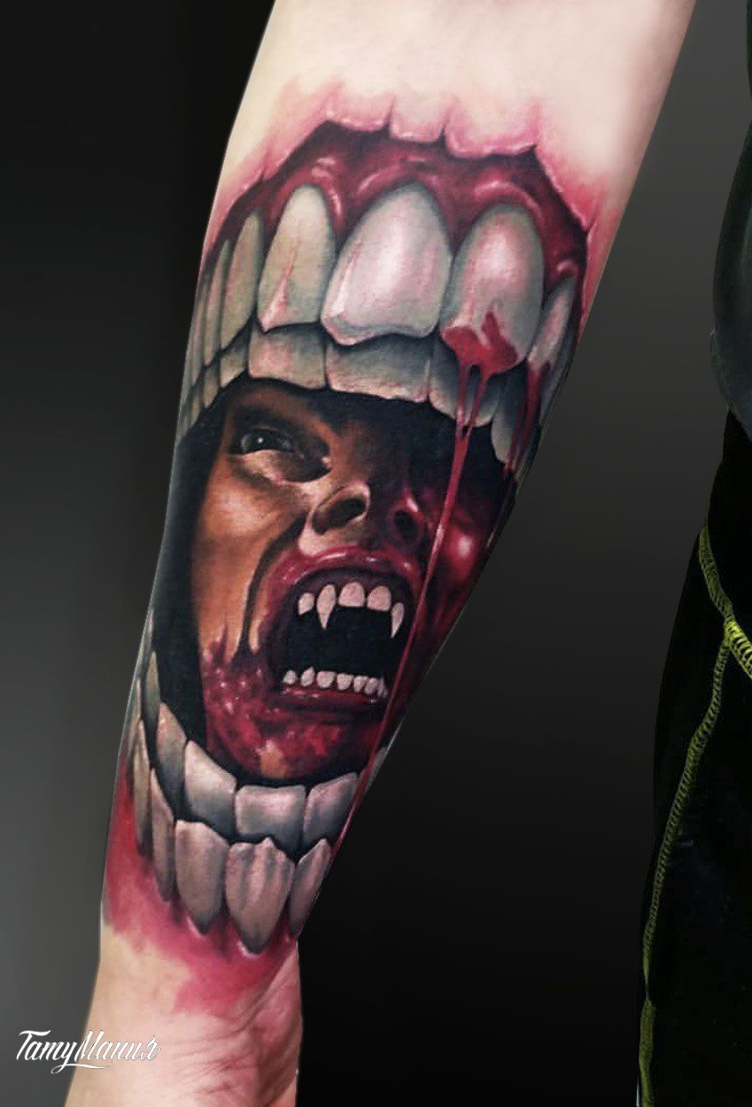 Тату вампир на руке