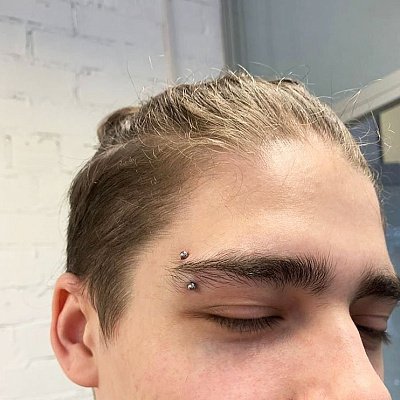 Прокол брови для парней