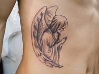 татуировка ангел на ребрах