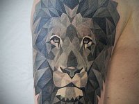 Татуировка лев на руке