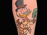 Тату Скрудж Макдак на ноге