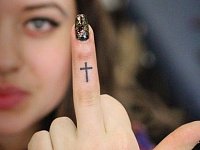 Татуировка крестик на пальце
