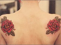тату две розы на лопатках