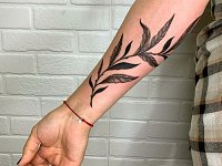 Татуировка веточка на руке