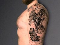 Тату ворон и молот Тора