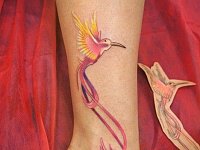 женская тату розовая колибри