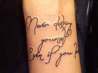 Татуировка надпись "never destroy yourself" на запястье