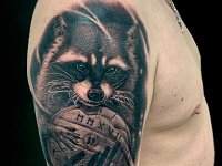 Тату енот с мячом