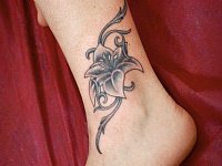 Тату узор и цветок на ноге