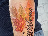 Тату кленовые листья и надпись