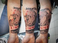 Татуировка медведь на руке