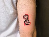 Тату песочные часы и цифра 2