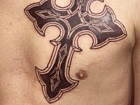 татуировка крест на груди