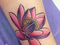 Тату лотос на ноге