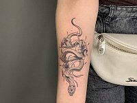 Тату змея и лилии