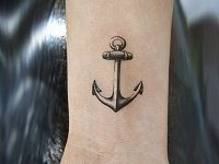 Тату якорь на запястье