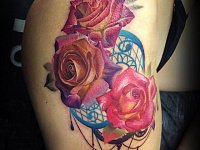 Тату розы с узором на бедре