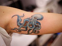 Татуировка осьминог на руке