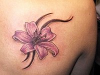 Женская тату лилия и узор