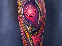 Тату в стиле биомеханика на ноге