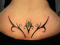 Тату узор на пояснице у девушки