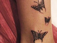 Тату бабочки на ноге