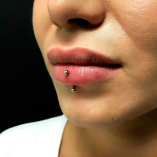 Сделать Пирсинг губы в Москве в салоне ТАТУмания