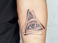 Тату всевидящее око на руке