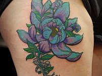 Татуировка синий цветок на бедре