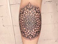 Тату мандала на икре