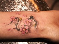 Женская тату сакура на запястье