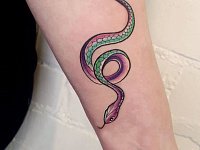 Татуировка змейка на руке