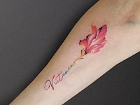 Тату имя Виктория и цветок