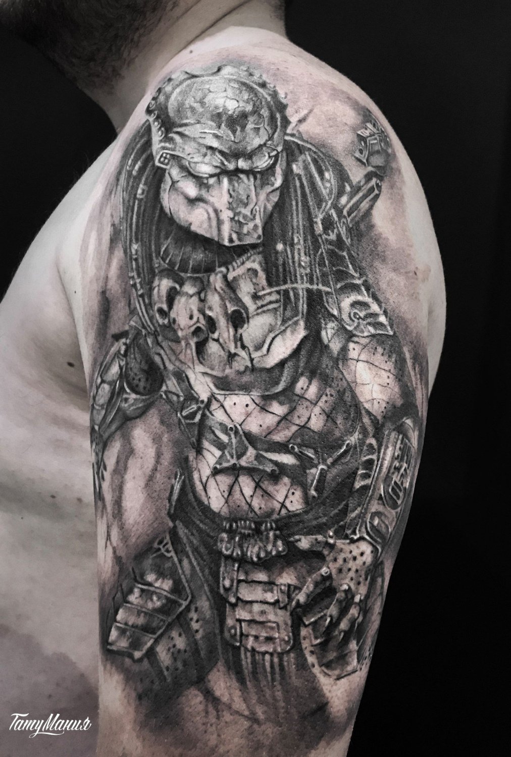 Тату хищник на плече