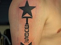 тату блэкворк на плече