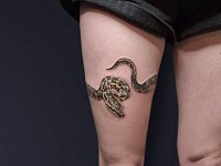 Тату змея вокруг ноги