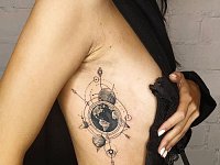 Тату планеты на ребрах