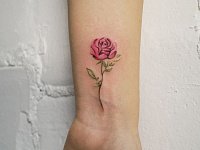 Тату роза на запястье