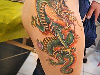 тату китайский дракон на бедре