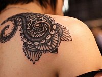 Тату индийские узоры на плече