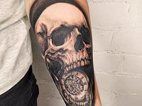 Тату череп с часами
