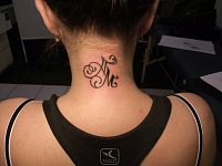 Тату инициалы на шее