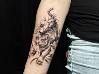 Тату тигр с цветами